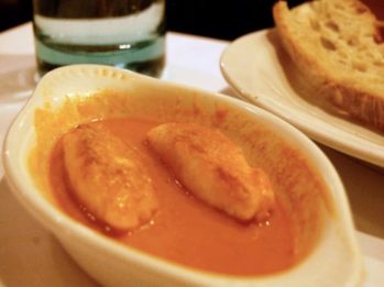 cocotte de quenelles au coulis de tomates